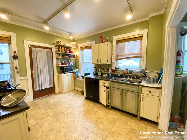 Building Photo - 12 Oswald St Unit 2