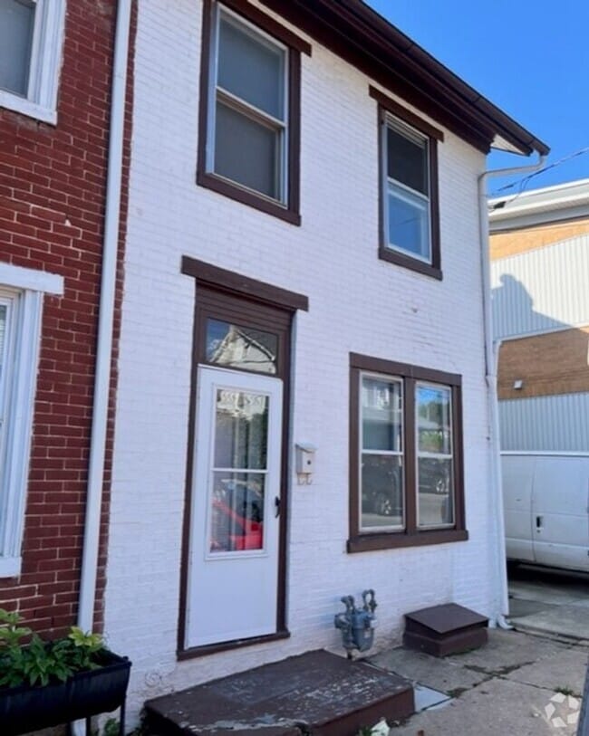 Building Photo - 2 BR Home Available in Catasauqua, PA
