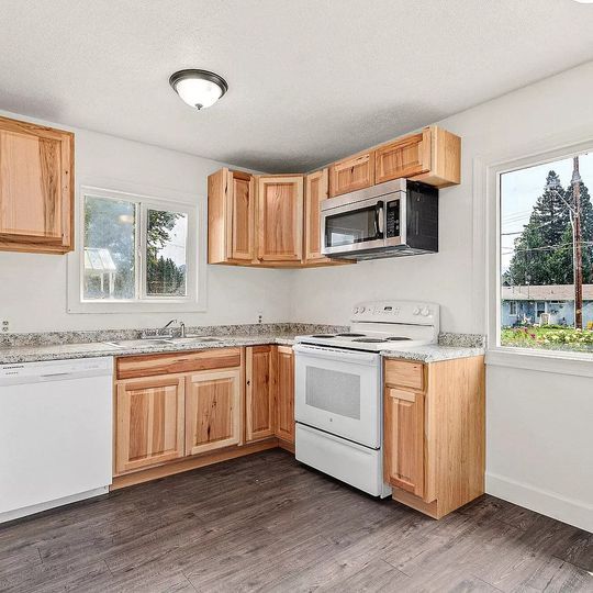 Building Photo - 1132 SW Rogue River Ave Rental