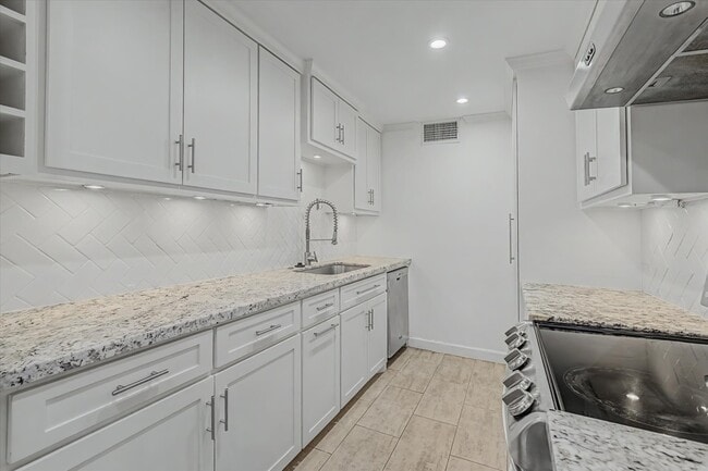 Building Photo - 7575 Katy Fwy Unit 4