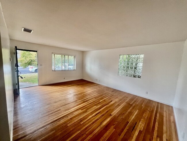Photo - 280 Markham Ave