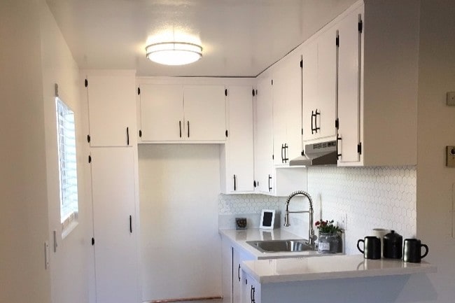 Cocina luminosa - 14718 W Magnolia Blvd