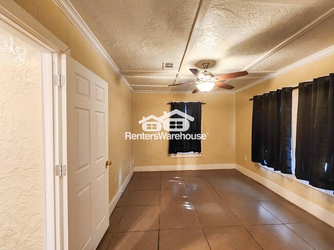 Photo - 2222 Hogg St