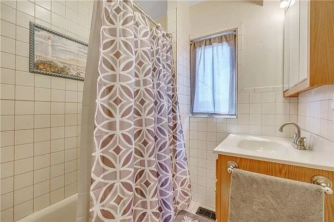 Photo - Large 3 Bed, 1 Bath - Central Air, Washer/Dryer