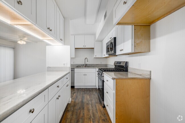 2BR, 2BA - 900SF - Kitchen