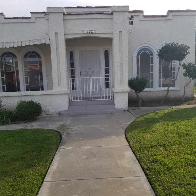 Building Photo - 1032 W 103rd St