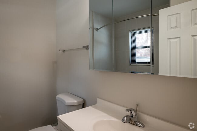 1BR, 1BA - 700SF