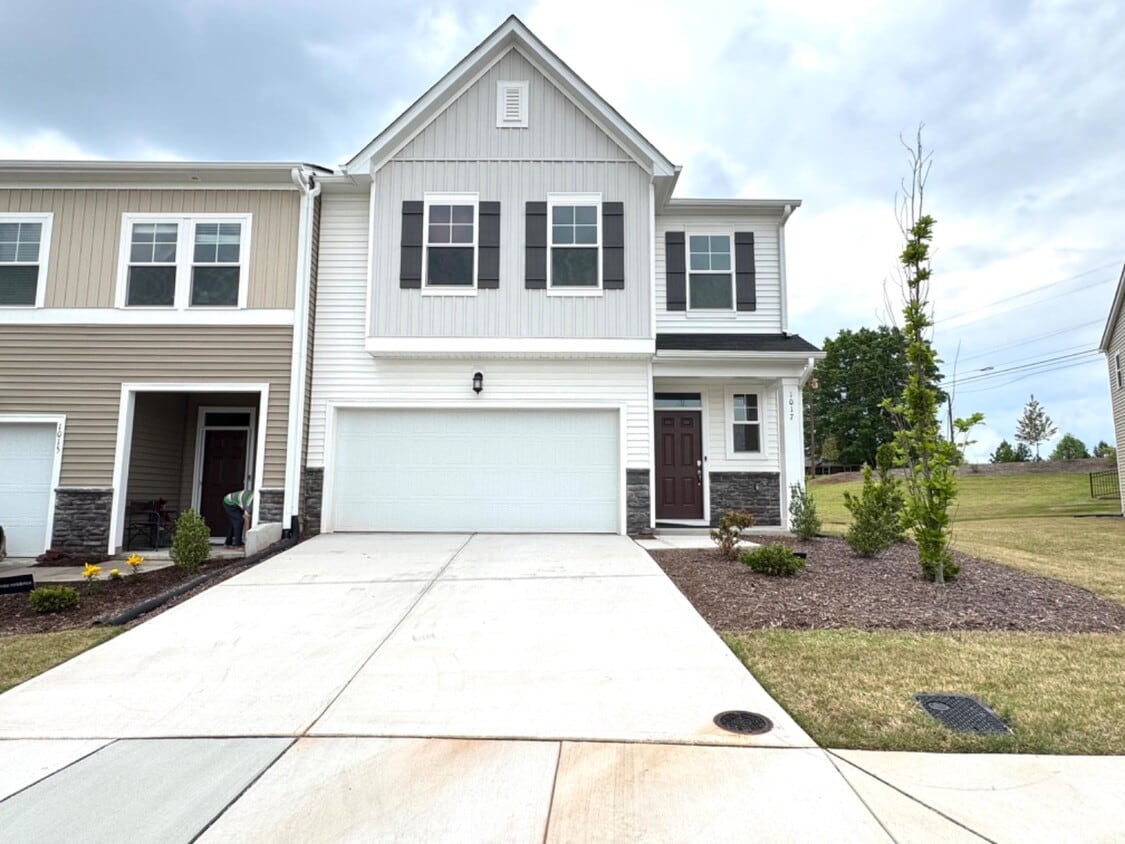 4 Bedroom End Unit Townhome Almost New - 4 Bedroom End Unit Townhome Almost New