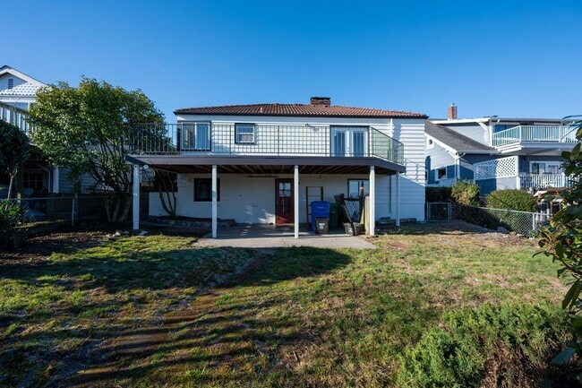 Building Photo - 3 Bedroom Home in Rainer Beach - Beautiful view over Lake Washington