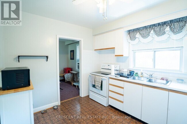 Photo - 35 Laburnham Ave