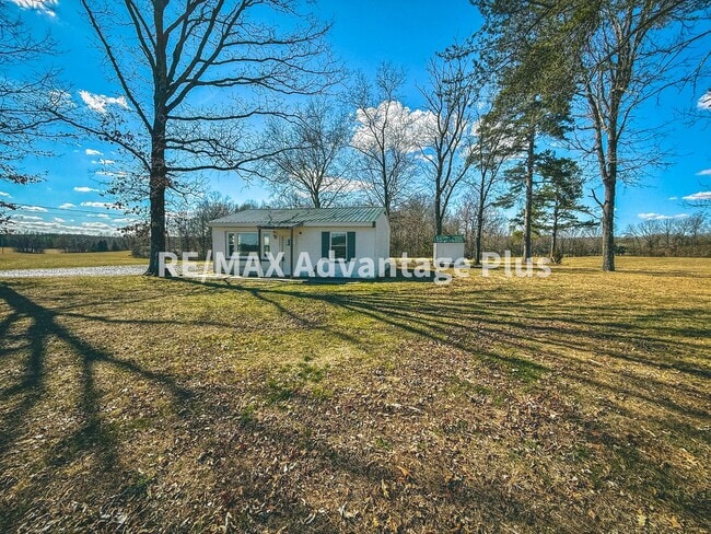 Building Photo - Charming renovated home in country setting