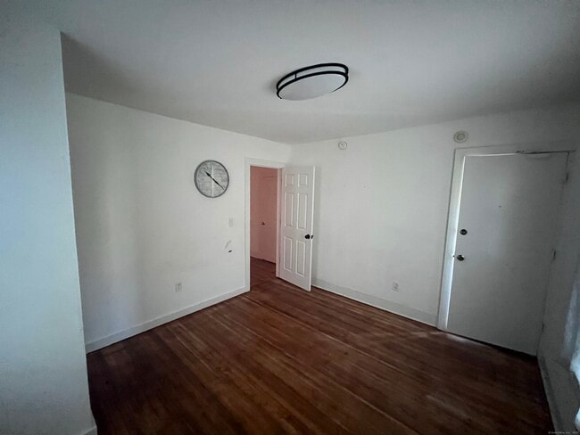 Photo - 323 Maple St