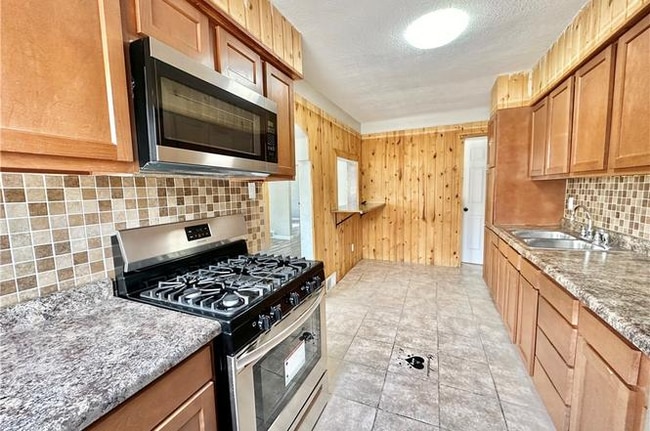 Photo - 2303 Maple St