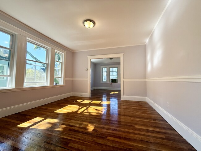 Dinning room - 27 Seven Pines Ave Apartments