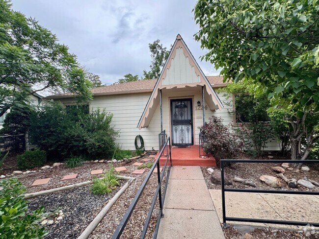 Building Photo - Beautiful 2 Bedroom Ranch Home Furnished o...
