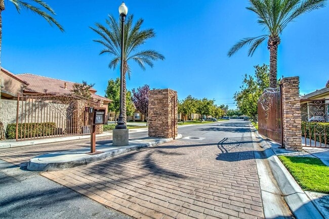 Building Photo - 703 Jasmine Parke Dr Unit 1