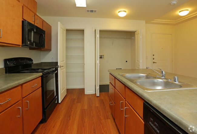 2BR,2BA/860SF/Kitchen