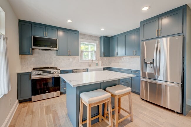 Photo - 705 Haller St NE