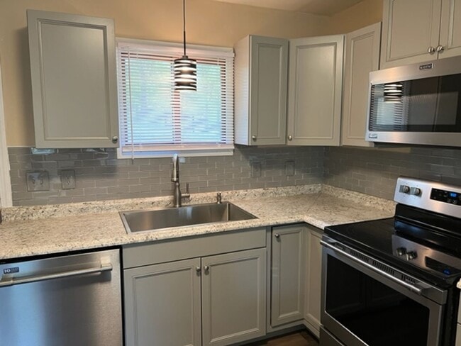 Building Photo - 439 W Nelson St Unit Apt. A