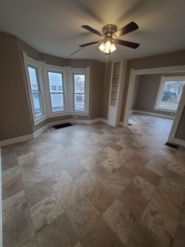 Building Photo - 4 Bedroom Single Family