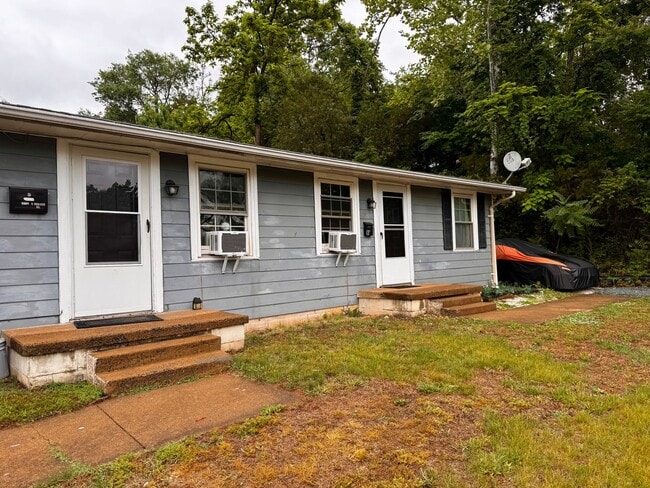 Building Photo - 1508 6th St SE Unit A