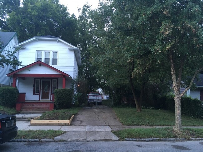 Frente con estacionamiento fuera de la calle - 827 W 37th St