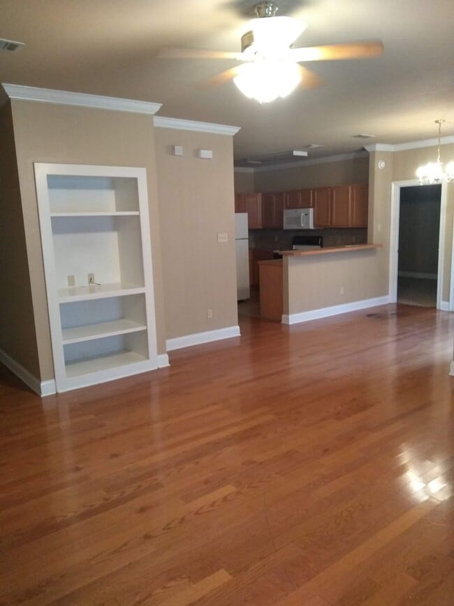 Building Photo - 3 Bed 2 Bath Unit 211-4