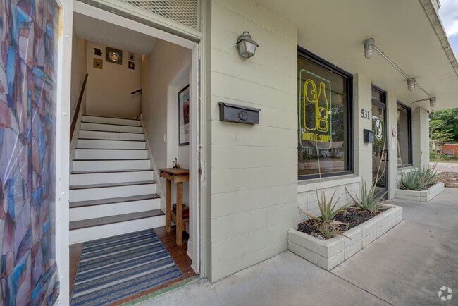 Building Photo - Lake Ivanhoe, Upstairs Apartment