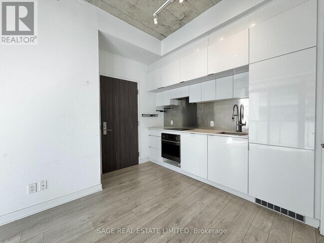 Photo - 185 Roehampton Ave Unit 602