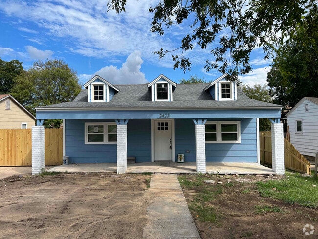 Building Photo - 2423 N Quincy Ave Rental