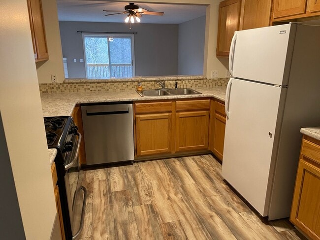 3 bed / 3.5 bath Grand Ridge townhome avai... - 3 bed / 3.5 bath Grand Ridge townhome avai...