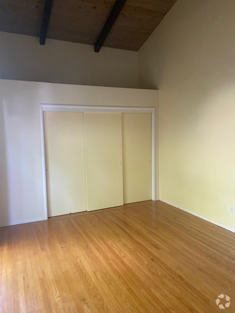 Building Photo - 1520 Summit Rd Rental
