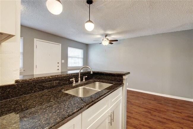 Photo - 2401 Manor Rd Unit 127