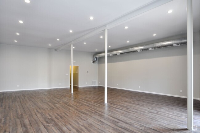 Building Photo - **Special: Get 1/2 Off Your 1st Month's Re... Rental