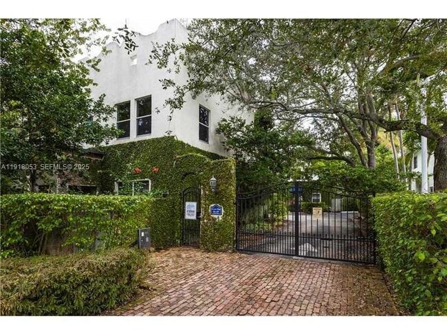 Building Photo - 3051 Center St Unit 9