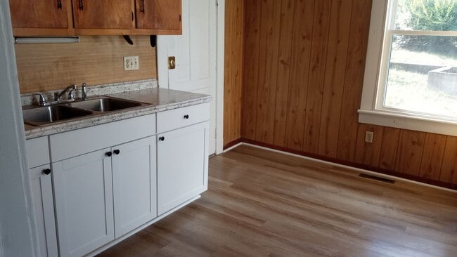 Photo - 5 Bedroom 1 Bath Available to Rent for $95...