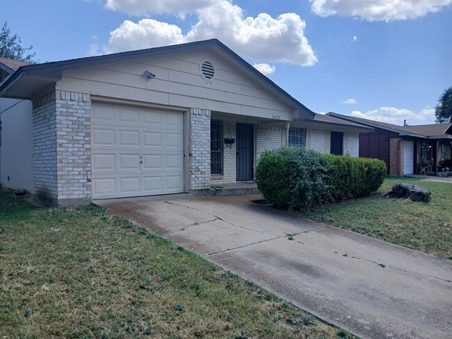 Photo - 3 Bedrooms, 1.5 Bathrooms, 1 Car Garage Ne...