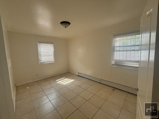 BROOKHAVEN AVENUE - ROOM RENTAL