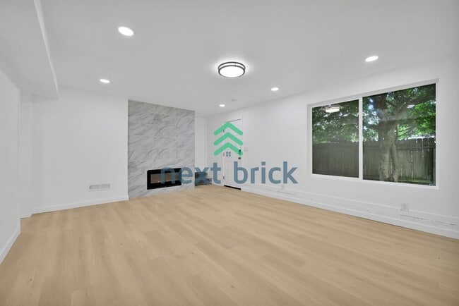 Photo - Charming 2-Bed Gem with Spacious 1500 sq ft Layout in Seattle's Vibrant Neighborhood!