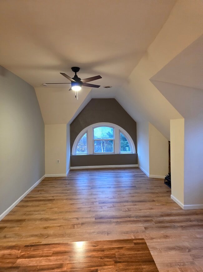 Building Photo - 5487 Hays St Unit 3