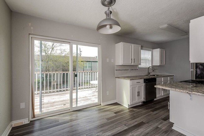 Photo - 804 Oran Cir Unit A