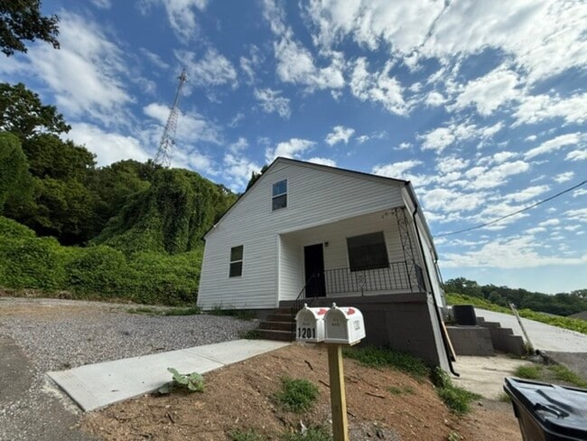 Building Photo - 1201 Karnes Ave Rental