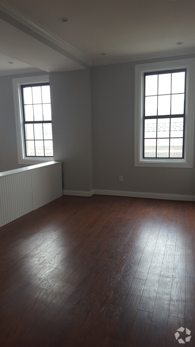 Building Photo - 1 E Chase St Unit 607 Rental