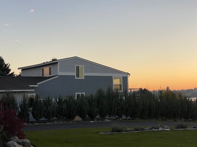 Building Photo - 3905 W Peninsula Dr