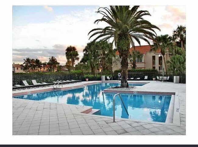 Building Photo - 3340 Pinewalk Dr N Unit CORAL KEY CONDO
