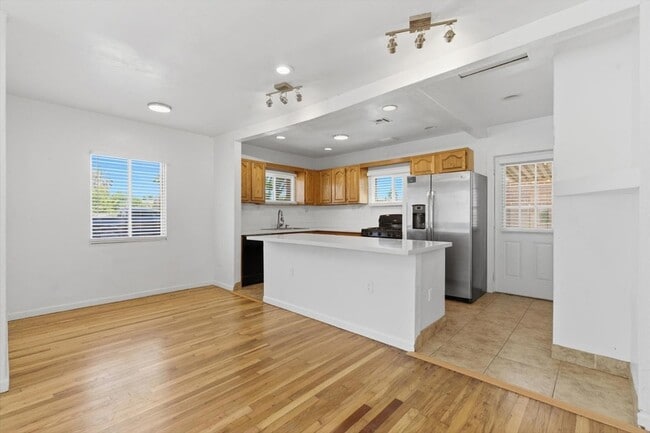 Photo - 361 E Clarendon Ave