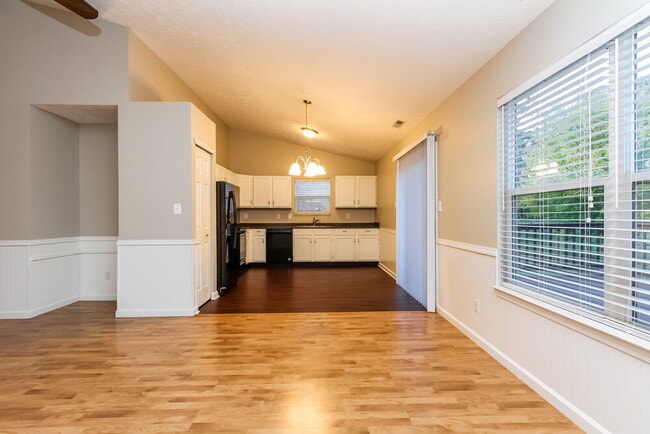 Photo - 762 Kingston Cir