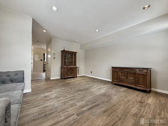 Photo - 17 Florida Grove Rd