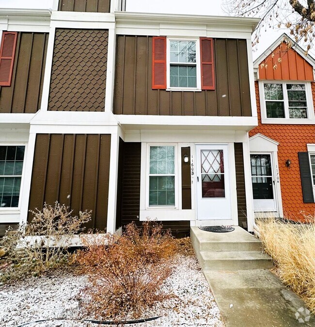 Building Photo - Charming 2-Bedroom 2 Bathroom Townhome wit...