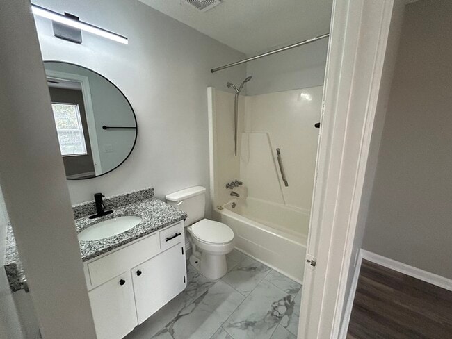 Photo - 940 Glenn St